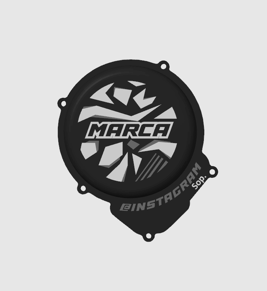 Tapa personalizada para moto AM6 con diseño aerodinámico y gráfico de marca en acabado negro.